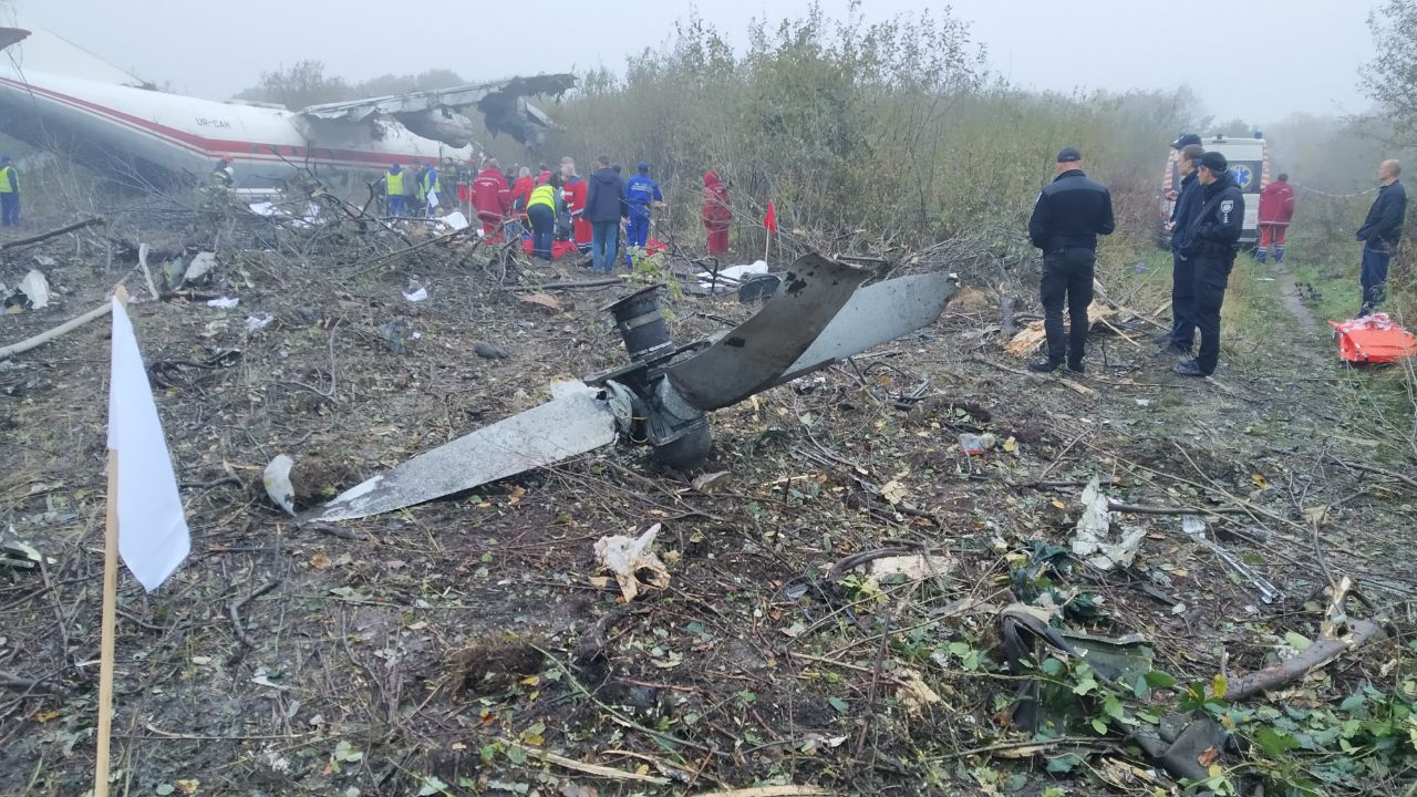 Разбитое крыло и разбросанные запчасти: Появились фото с места крушения самолета Ан-12 под Львовом