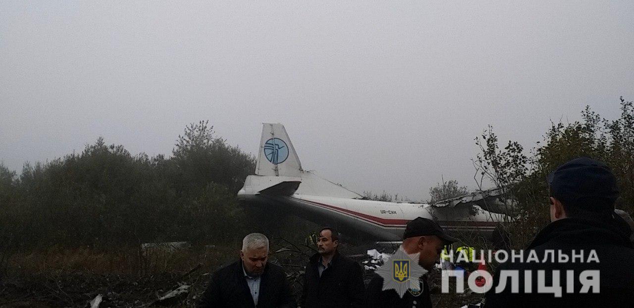 Разбитое крыло и разбросанные запчасти: Появились фото с места крушения самолета Ан-12 под Львовом
