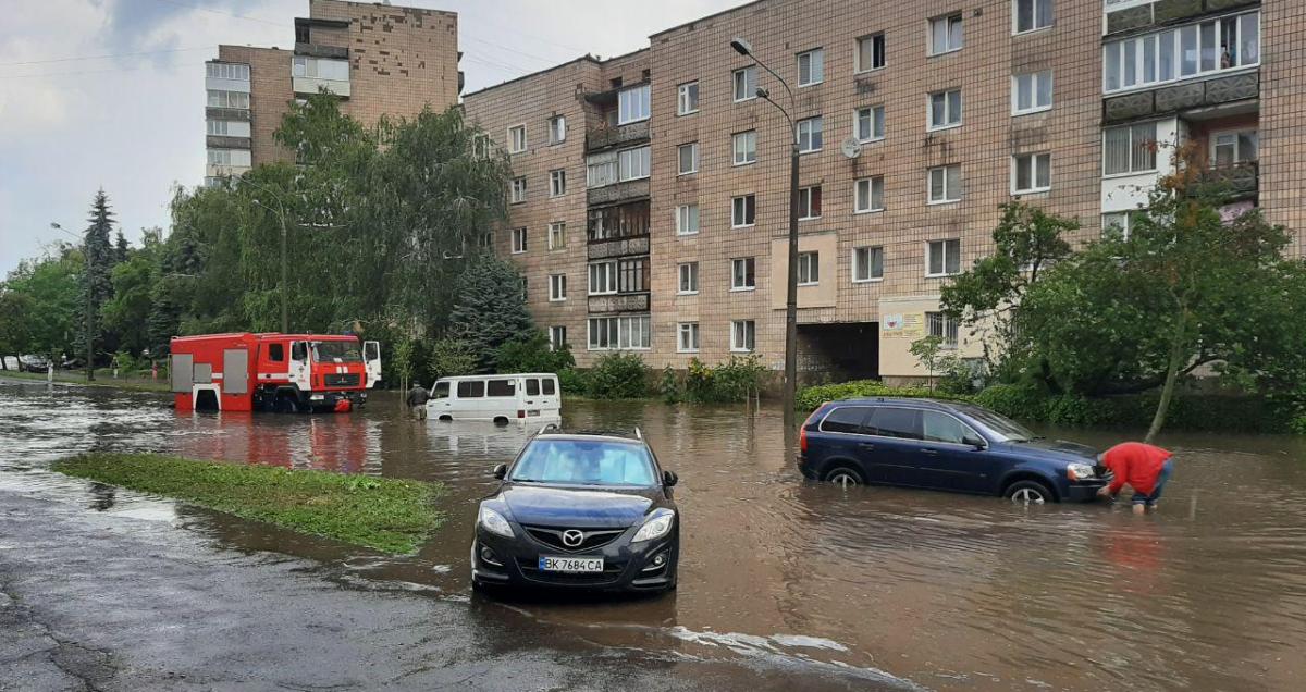 Ровно затопило после обильного ливня с градом (ФОТО, ВИДЕО)