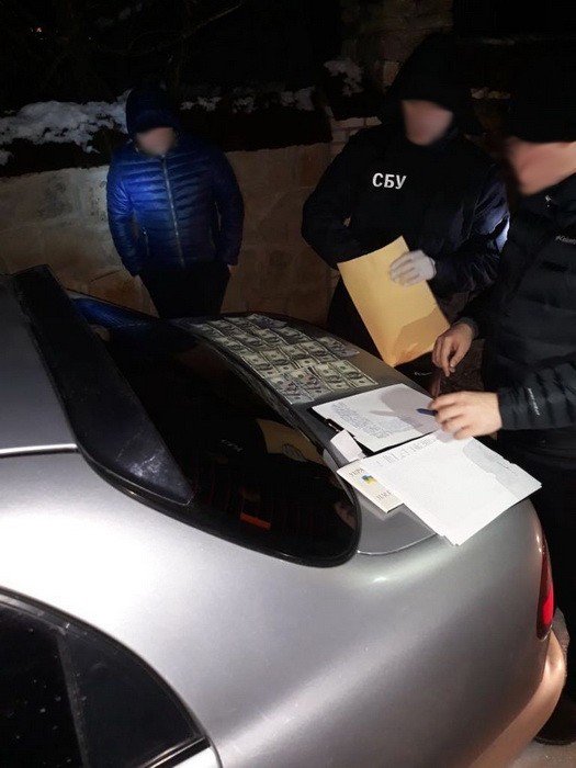 СБУ задержала на взятке полицейского и заместителя руководителя местной прокуратуры в Винницкой области