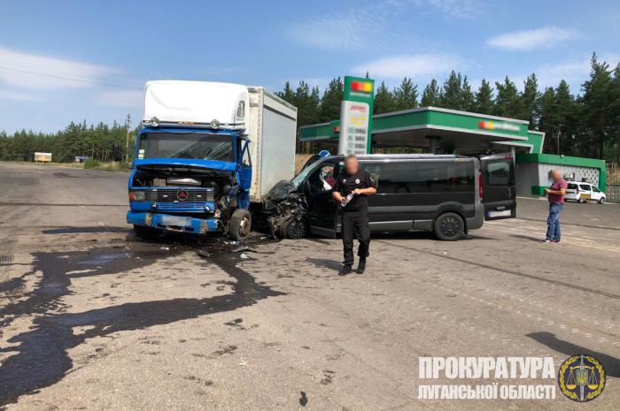 Семь пассажиров маршрутки получили травмы при ДТП в прифронтовом городе на Луганщине (ФОТО)
