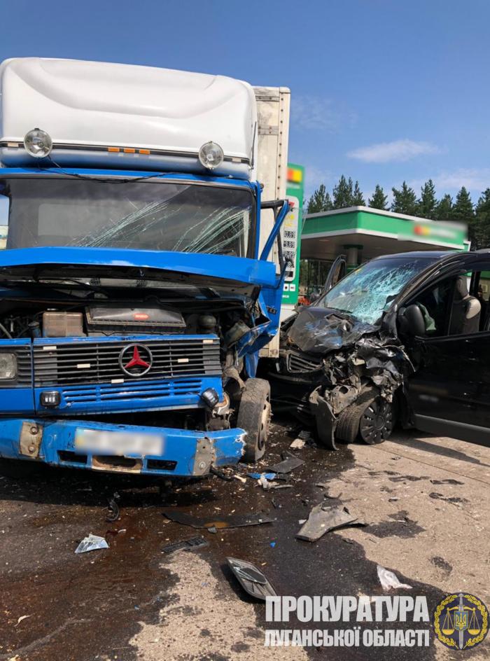 Семь пассажиров маршрутки получили травмы при ДТП в прифронтовом городе на Луганщине (ФОТО)