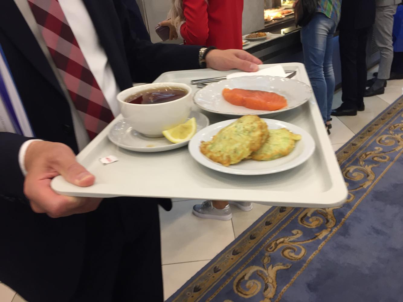 Семга и бутерброды с икрой: Чем кормят новоизбранных депутатов в столовой Рады