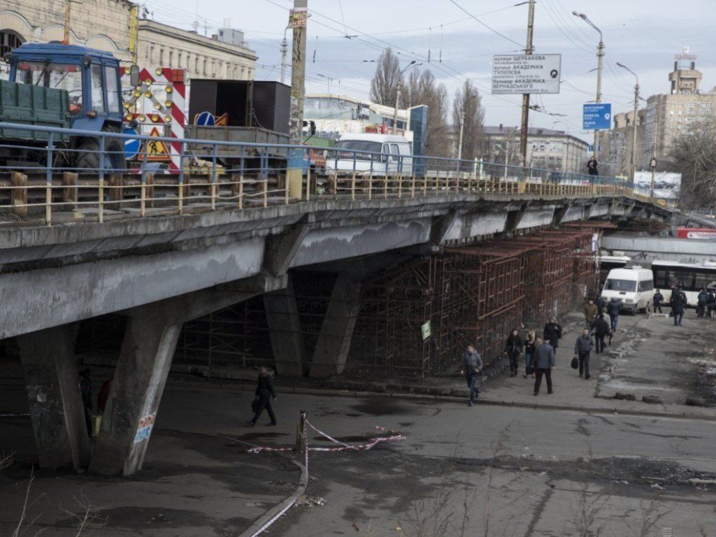 Шулявский мост начали сносить: движение перекрыли на 17 месяцев