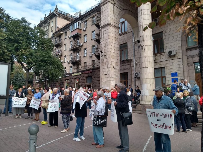Скандал вокруг NewsOne: под зданием Нацсовета начался митинг (ФОТО)