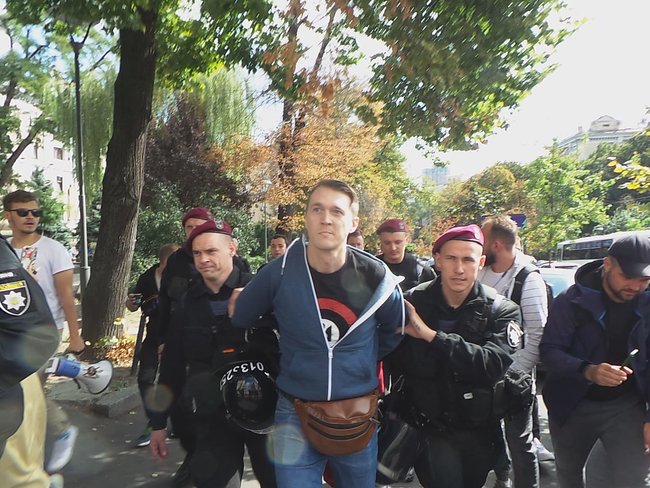 Скандал вокруг NewsOne: возле здания Нацсовета подрались противники и сторонники телеканала (ФОТО, ВИДЕО)