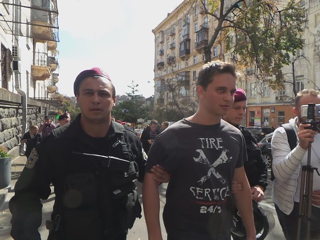 Скандал вокруг NewsOne: возле здания Нацсовета подрались противники и сторонники телеканала (ФОТО, ВИДЕО)