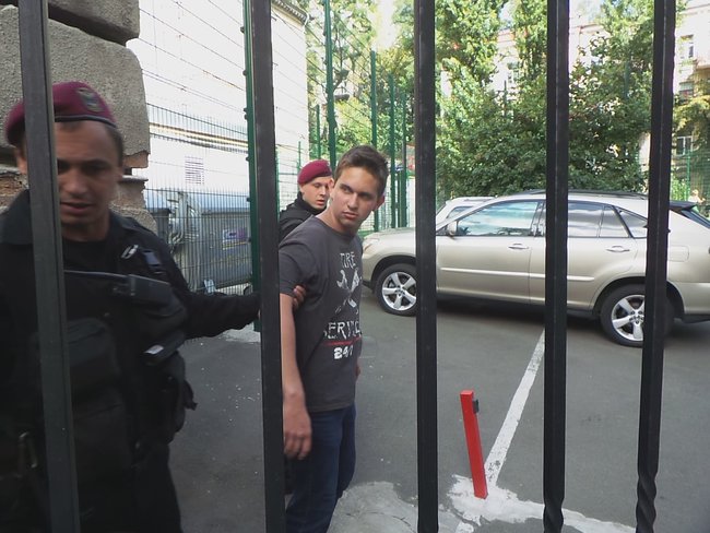 Скандал вокруг NewsOne: возле здания Нацсовета подрались противники и сторонники телеканала (ФОТО, ВИДЕО)