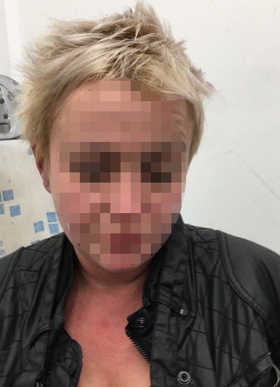 Сняла кусачками магнит с дубленки и направилась с ней на выход: В Киеве задержали серийную воровку из магазинов
