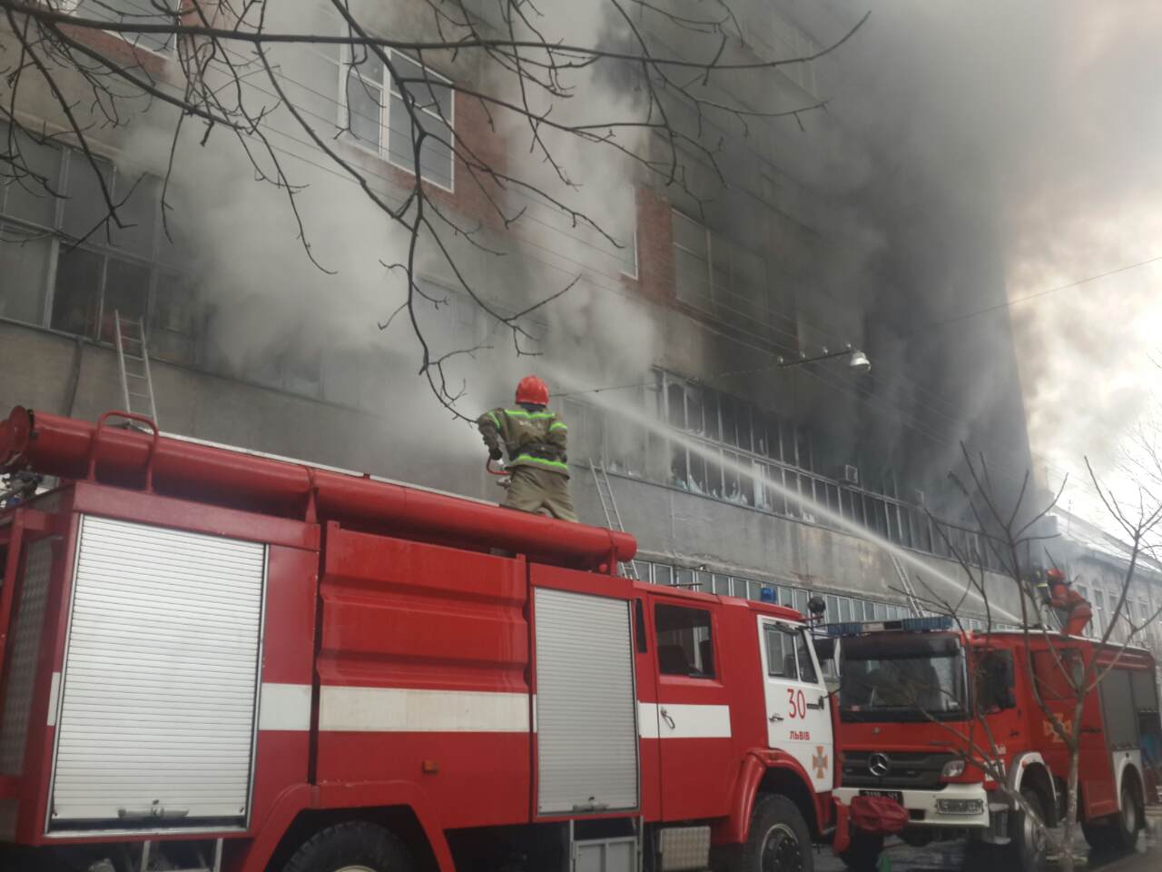 Спасатели локализовали пожар на заводе Электрон во Львове