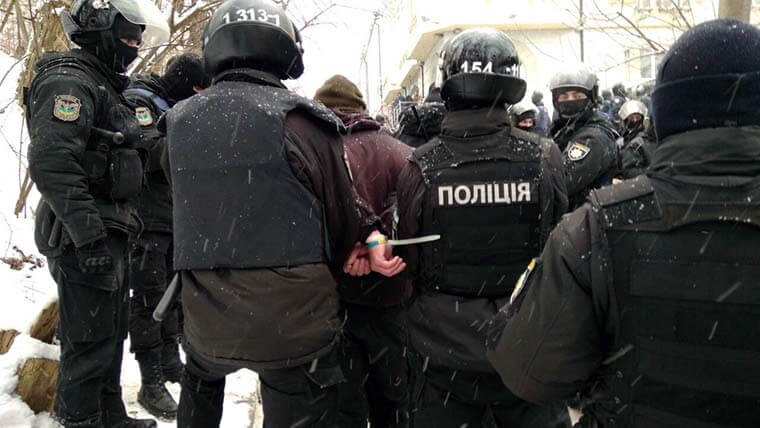 Столкновения под судом по делу Труханова: Полиция задержала 38 человек