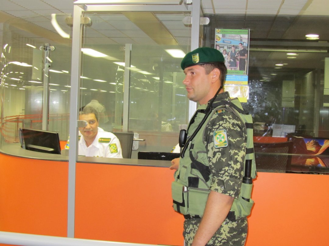 Таможенники пресекли попытку незаконного ввоза брендовой одежды в аэропорту Борисполь