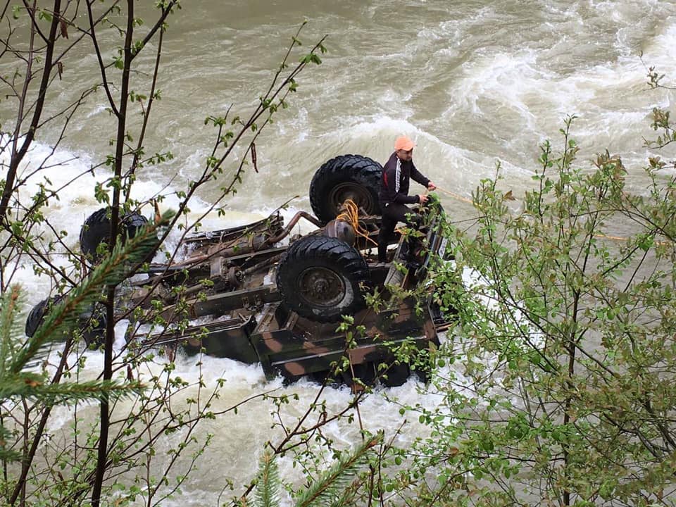 Трагедия в Карпатах: найдены все туристы из Беларуси, упавшие в реку с 30-метрового обрыва (ФОТО, ВИДЕО)