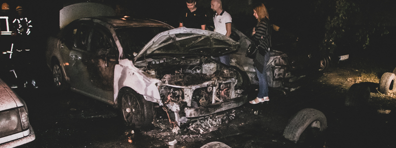 Три припаркованные во дворе иномарки сгорели в Киеве (ФОТО, ВИДЕО)
