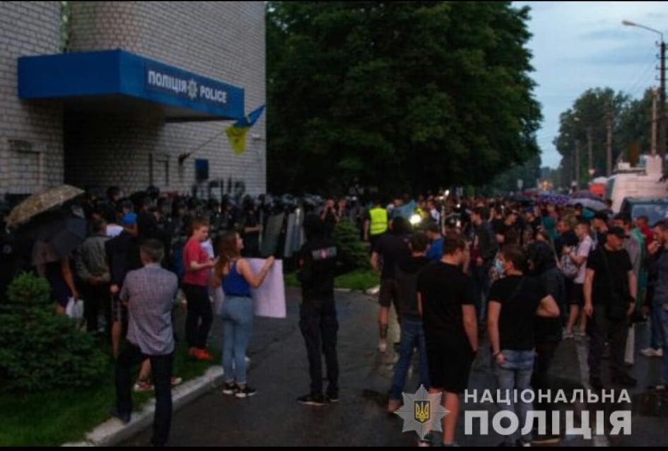 Убийство ребенка: полиция завела дело после акции протеста в Переяслав-Хмельницком (ФОТО, ВИДЕО)