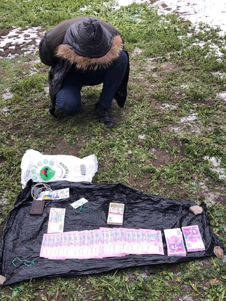 Угрожал обвинить в сбыте наркотиков: В Киевской обл. за вымогательство взятки в 100 тыс. грн задержали полицейского