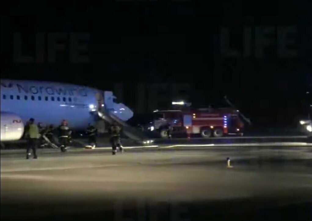 В аэропорту Москвы при взлете задымился лайнер Boeing-737: есть пострадавшие (ВИДЕО)