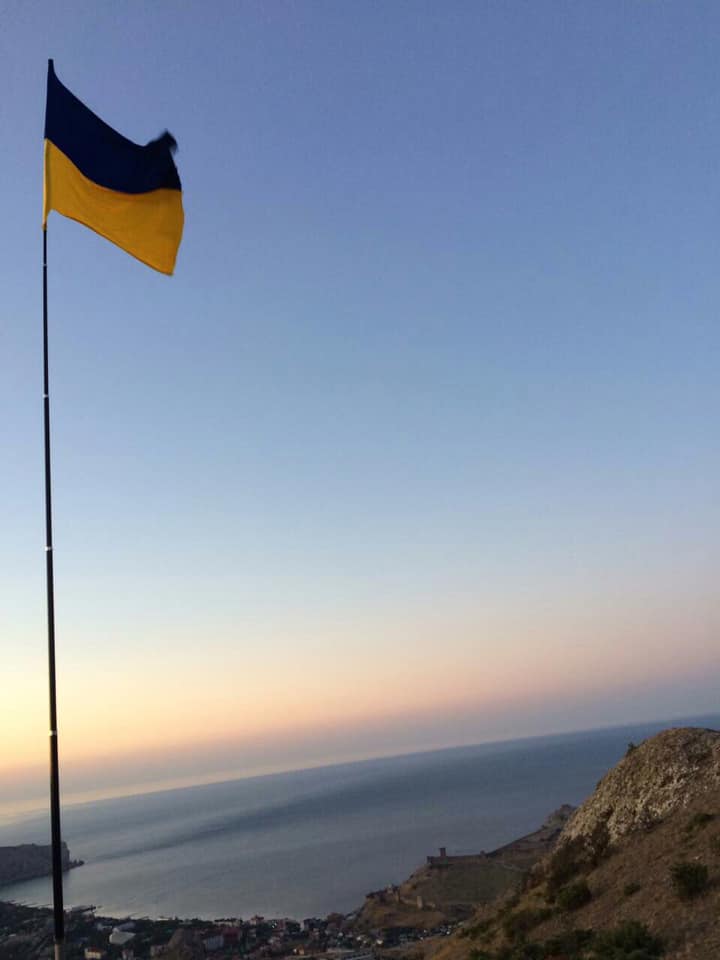 В аннексированном Крыму подняли украинский флаг в память о четырех погибших военнослужащих (Видео дня)