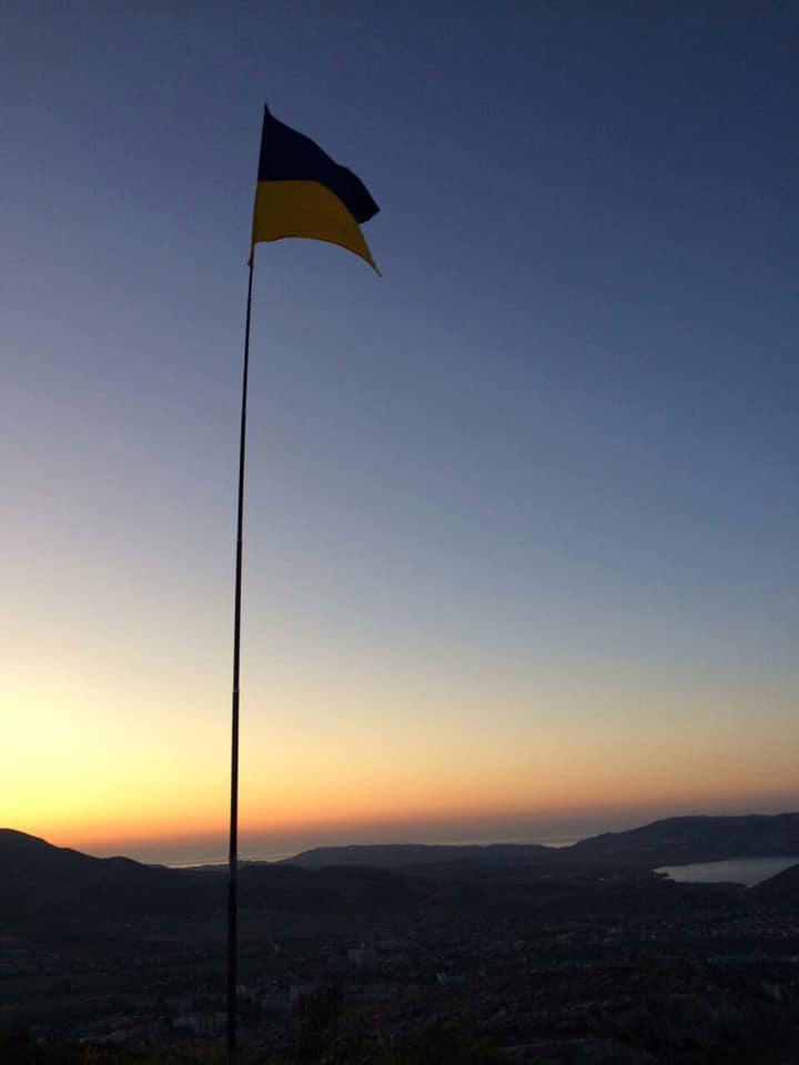 В аннексированном Крыму подняли украинский флаг в память о четырех погибших военнослужащих (Видео дня)