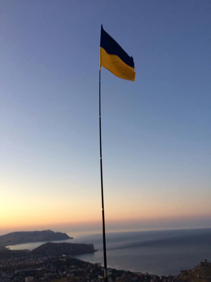 В аннексированном Крыму подняли украинский флаг в память о четырех погибших военнослужащих (Видео дня)