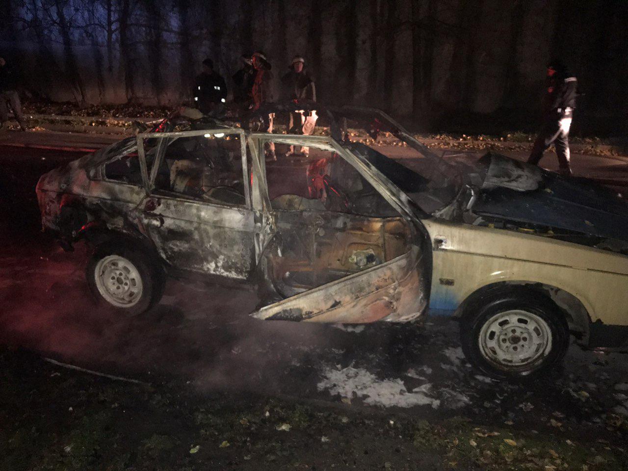 В Бердянске взорвался автомобиль, взрывной волной выбило стекла в домах (видео)