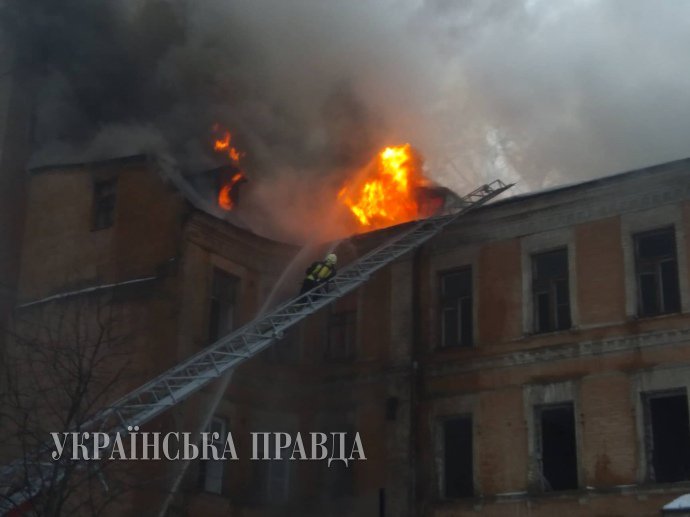 В центре Киева на Крещатике загорелось нежилое здание (фото)