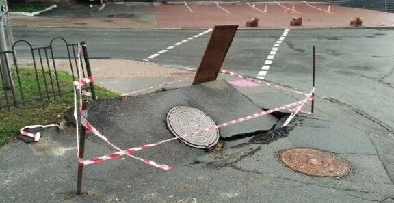 В центре Киева провалился асфальт, оголив электрические провода