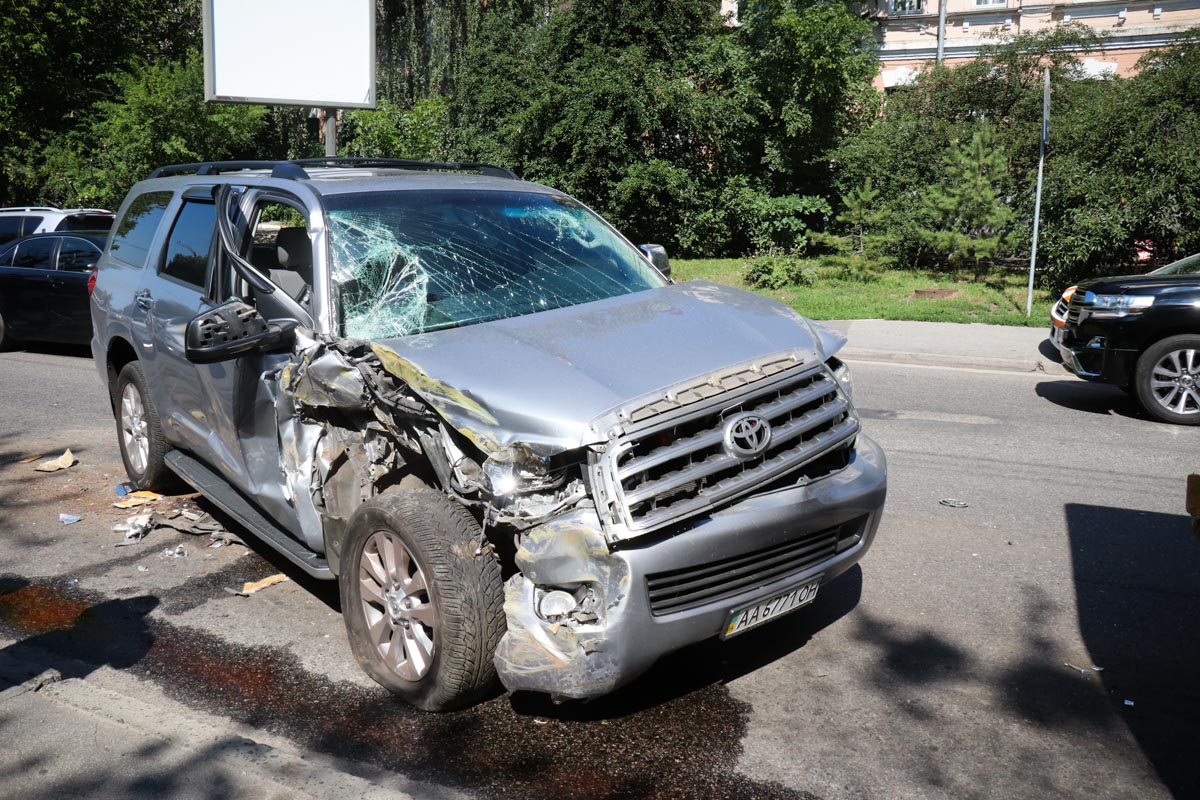 В центре Киева внедорожник на скорости въехал в маршрутку: пострадали пассажиры