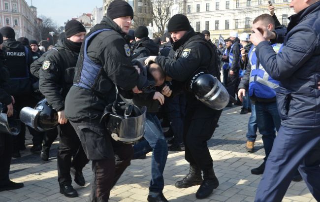 В центре Киева во время Марша женщин произошли столкновения радикалов с полицией, есть задержанные (фото, видео, дополнено)