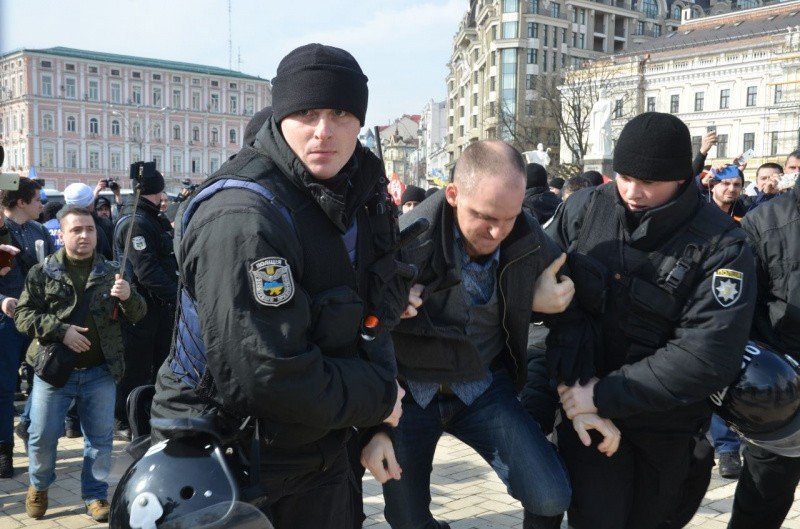 В центре Киева во время Марша женщин произошли столкновения радикалов с полицией, есть задержанные (фото, видео, дополнено)