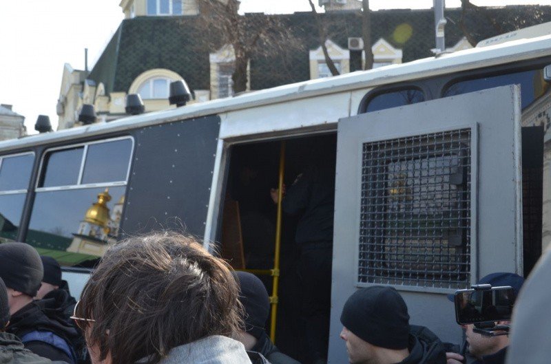 В центре Киева во время Марша женщин произошли столкновения радикалов с полицией, есть задержанные (фото, видео, дополнено)