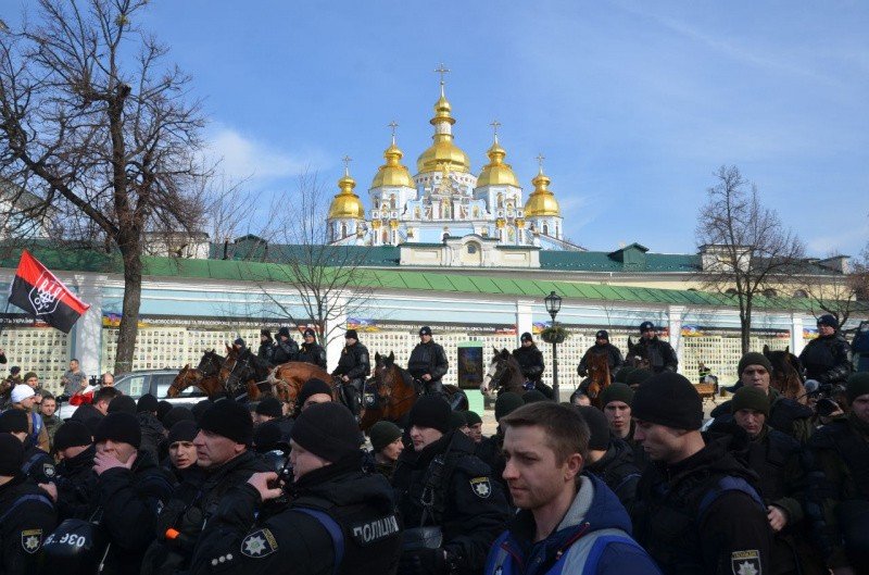 В центре Киева во время Марша женщин произошли столкновения радикалов с полицией, есть задержанные (фото, видео, дополнено)