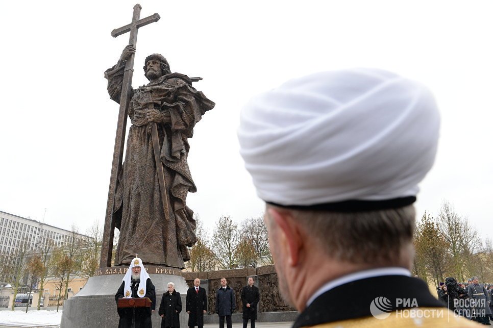 В центре Москвы открыли памятник князю Владимиру
