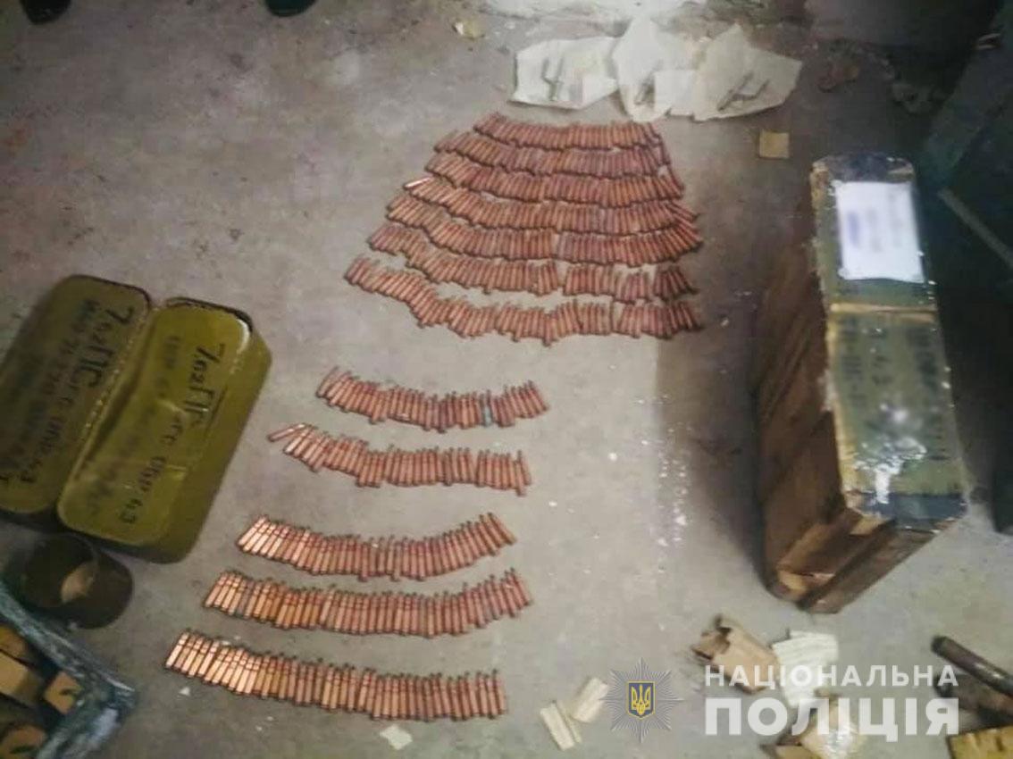 В Черниговской области бывший офицер хранил дома рекордный арсенал боеприпасов
