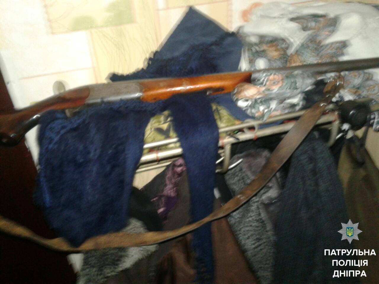 В Днепре мужчина ночью устроил стрельбу из ружья в подъезде жилого дома