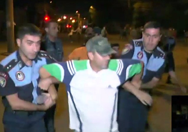 В Ереване полиция разогнала митинг у захваченного здания ППС