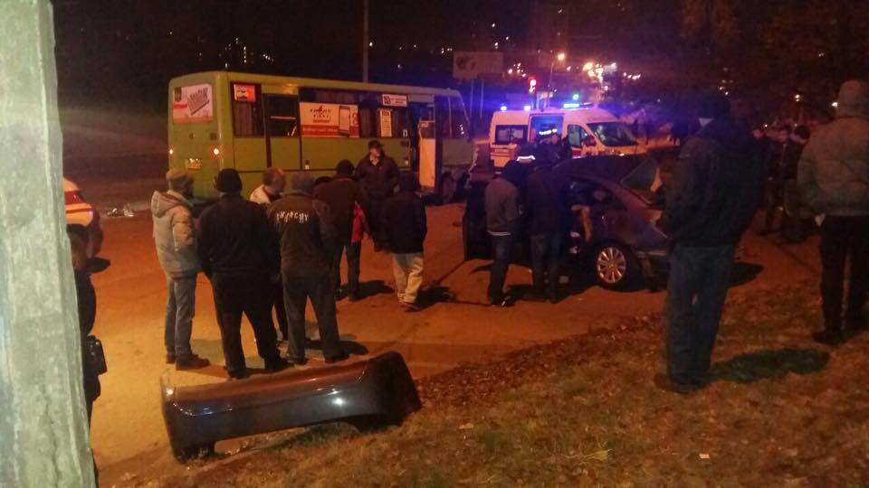 В Харькове автомобиль столкнулся с маршруткой: три человека погибли