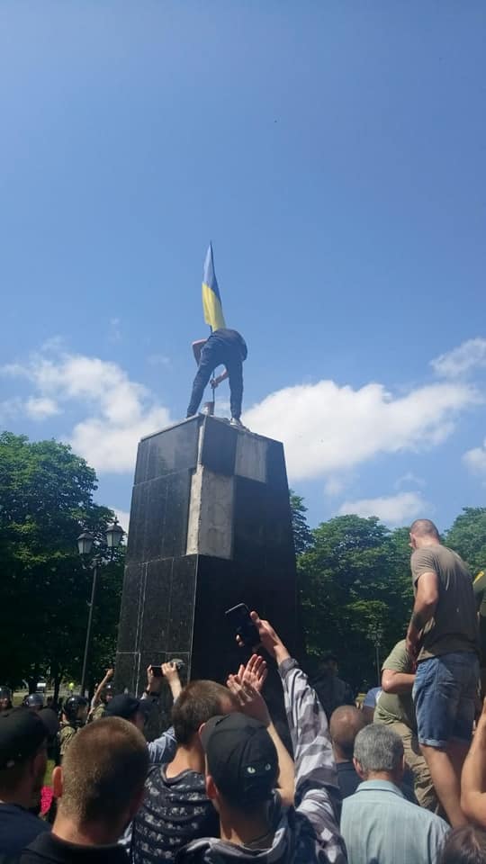 В Харькове снесли бюст маршала СССР Жукова (фото, видео)