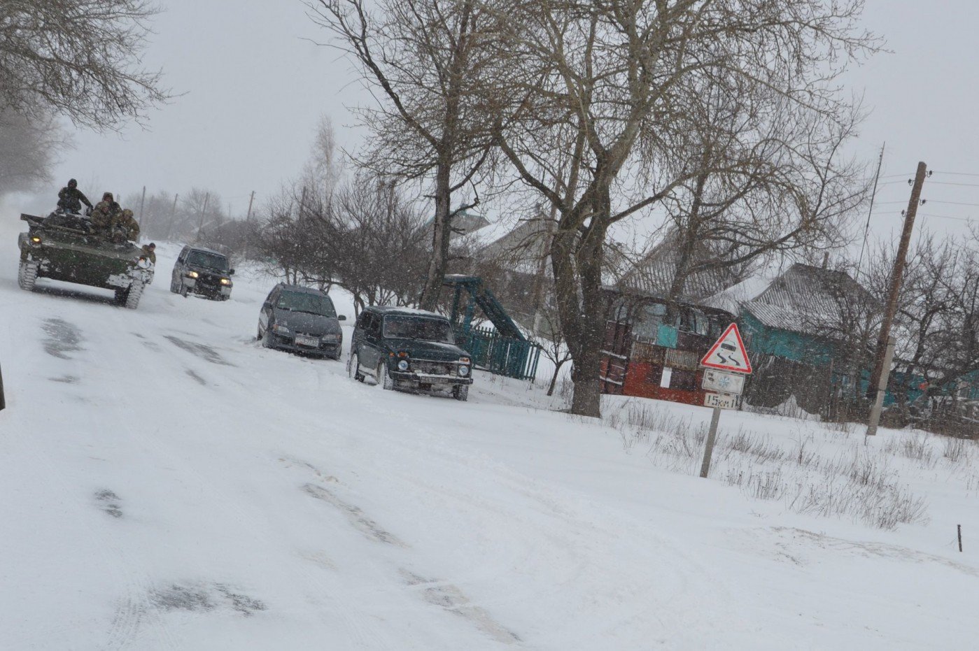 В Харьковской обл. дороги от снега помогала расчищать военная техника