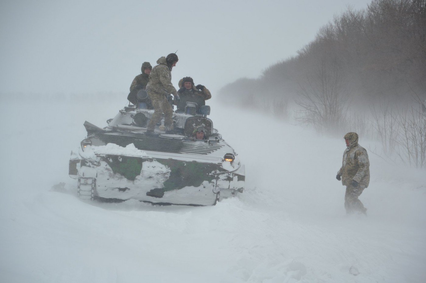 В Харьковской обл. дороги от снега помогала расчищать военная техника