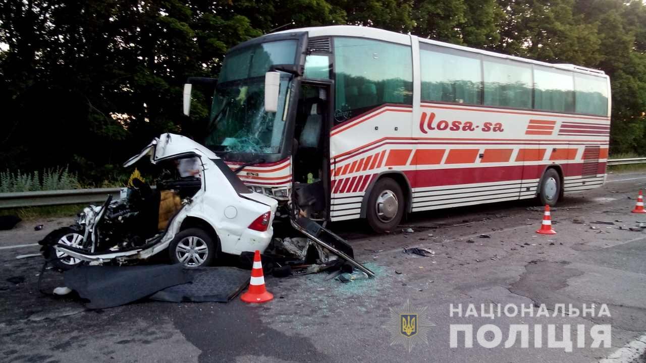 В Харьковской обл. столкнулись пассажирский автобус и легковушка, есть погибшие