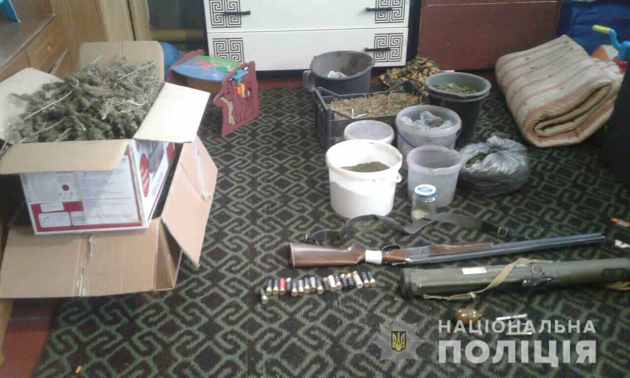 В Харьковской области мужчина хранил оружие и наркотики