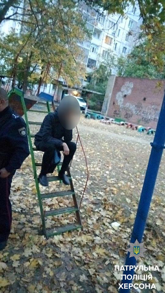 В Херсоне на детской площадке устроили стрельбу, задержан 15-летний парень