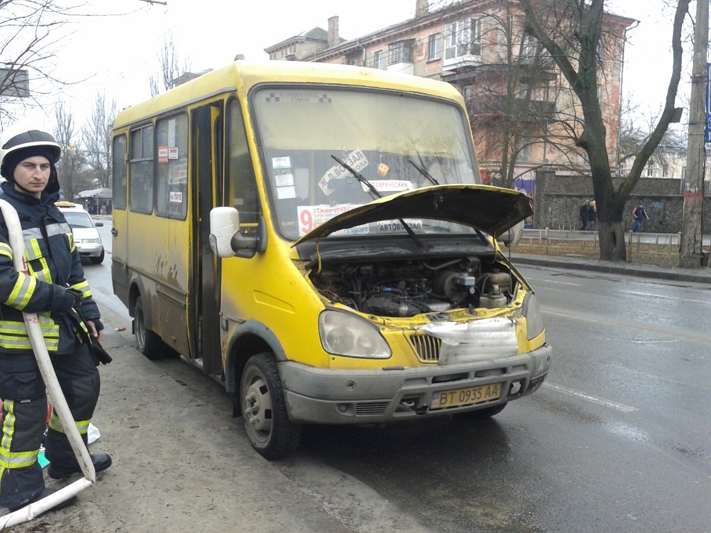В Херсоне на остановке загорелась маршрутка