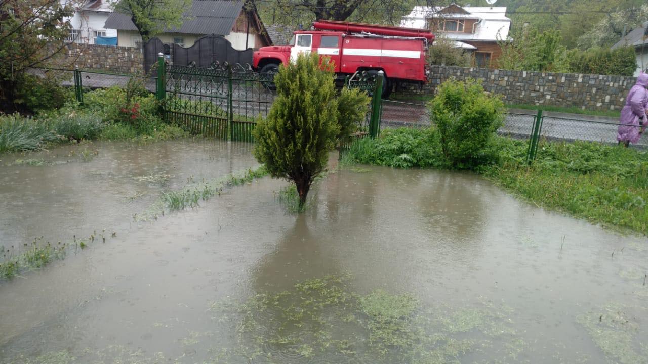 В Ивано-Франковской обл. из-за непогоды затопило дома и дворы