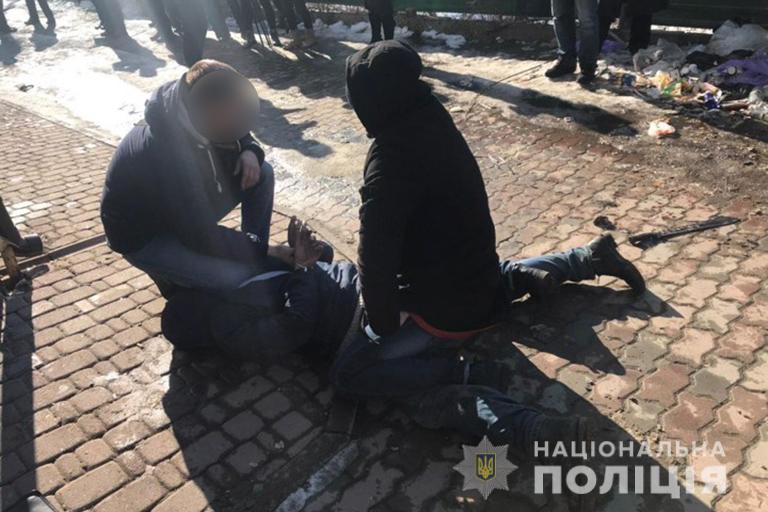 В Калуше мужчина стрелял по зданию радиостанции и ранил полицейского