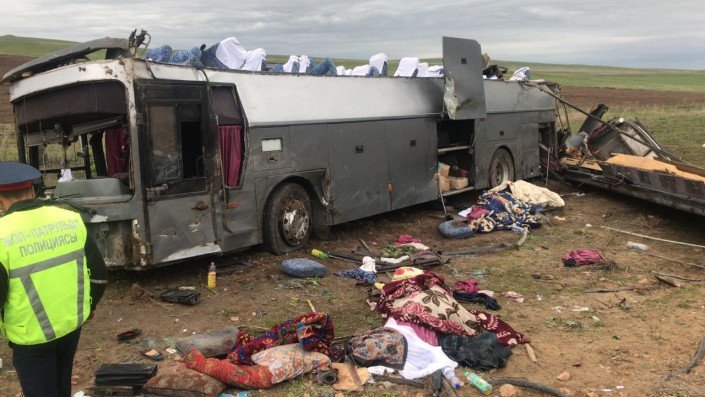 В Казахстане в результате аварии с участием автобуса погибли 11 человек
