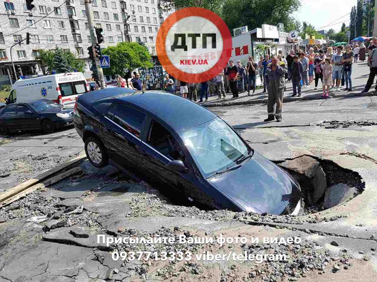 В Киеве авто провалилось в яму, из салона спасли мать с ребенком