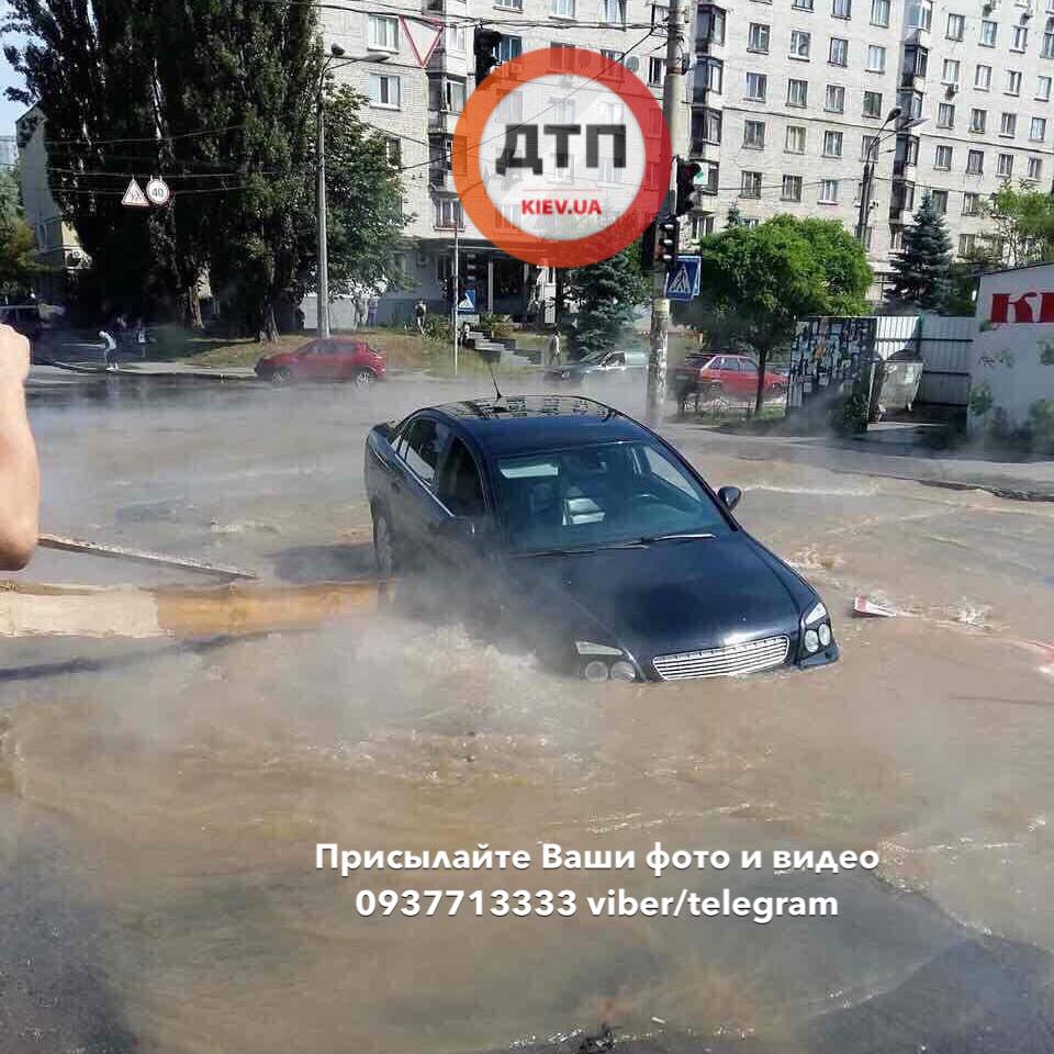 В Киеве авто провалилось в яму, из салона спасли мать с ребенком