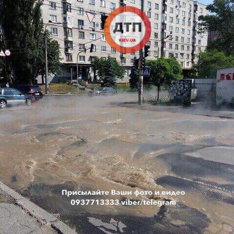 В Киеве авто провалилось в яму, из салона спасли мать с ребенком